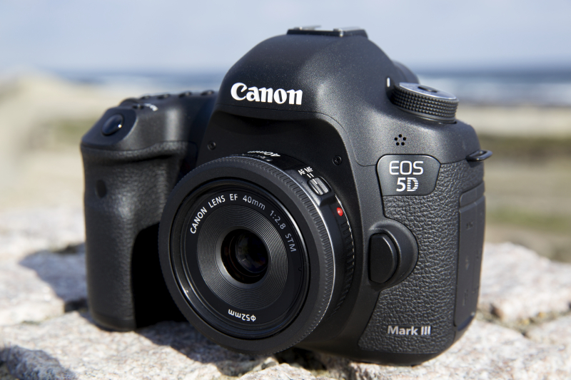 EOS 5D Mark IIIに装着。発売は2012年6月。実勢価格は1万6,700円前後