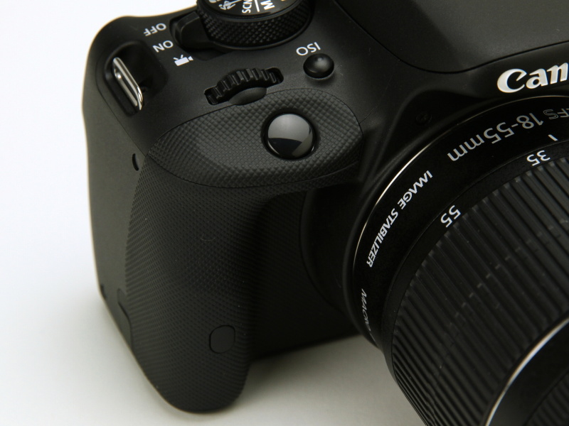 シャッターボタン周り。リモコン受光部もある