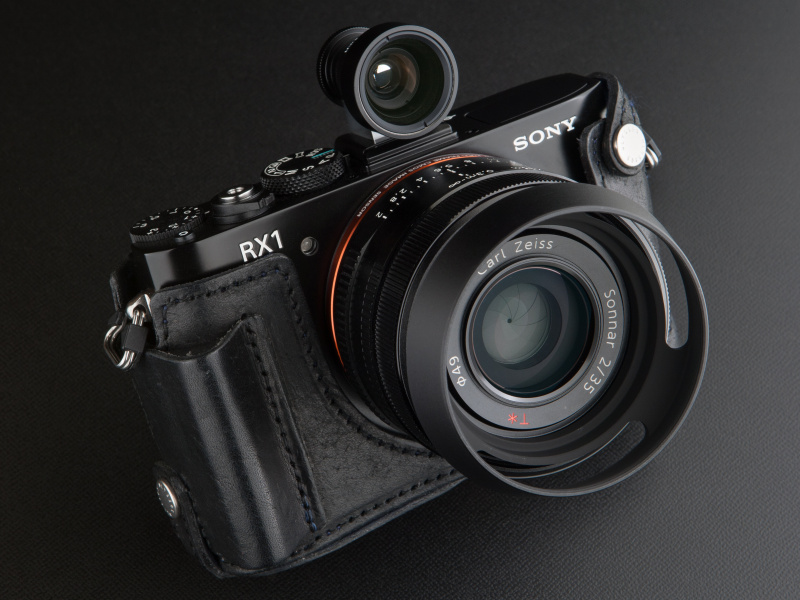 RX1ボディスーツは大きなグリップを搭載し、実用とデザインの両面のポイントとなっている