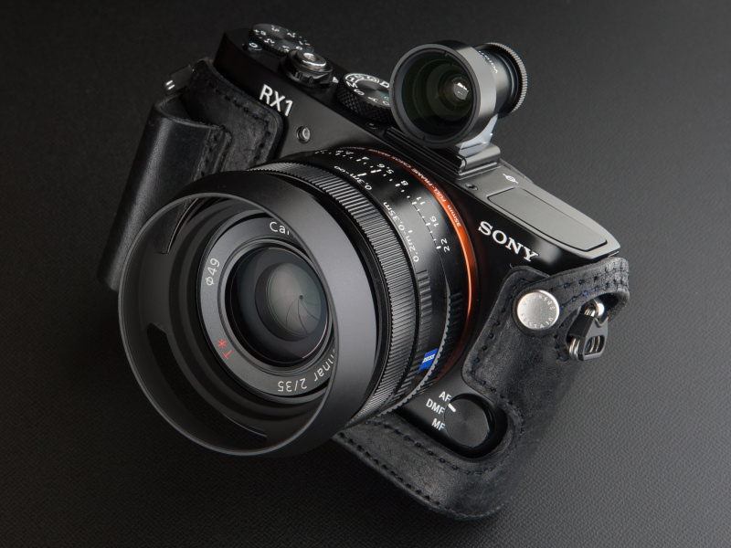 側面のホックでケースを固定する。フィット感は申し分のない仕上がりだ