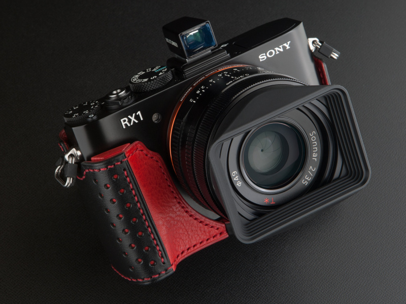 パンチングを施したグリップを搭載する。赤いレザーパーツが実に鮮やかだ