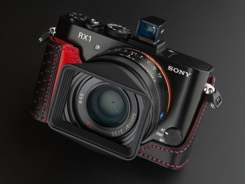 ブラックレザーの赤ステッチは定番の配色だが、上質レザーだとグッと高級感が増す