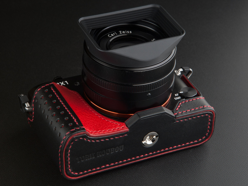 底面のネジでケースを固定する。ネジは三脚穴が空き、実用性重視の設計だ