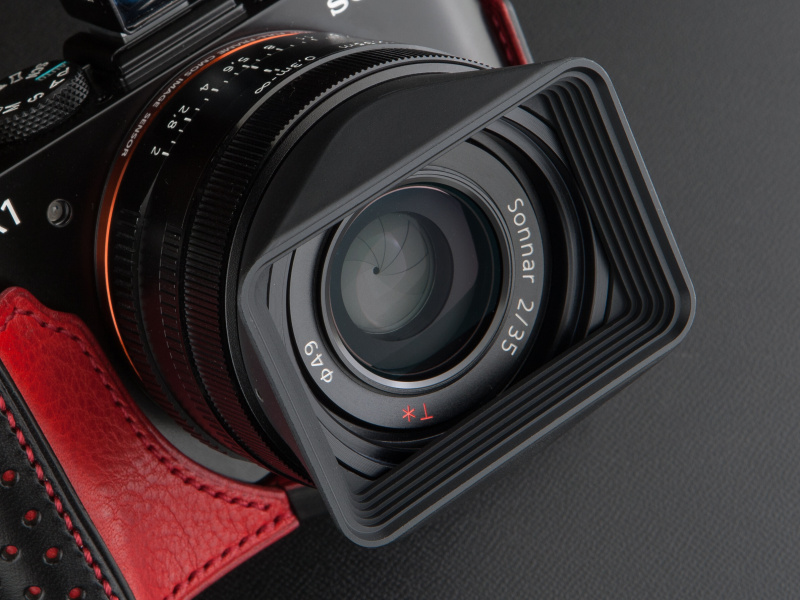 ユーエヌのフードは6,480円。側面のネジでフードの傾きを調節できる