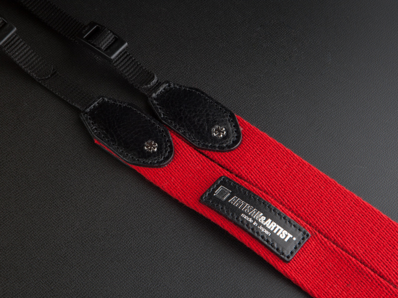 アルティザン&amp;アーティストのストラップは4,725円。随所にレザーパッチを用いている