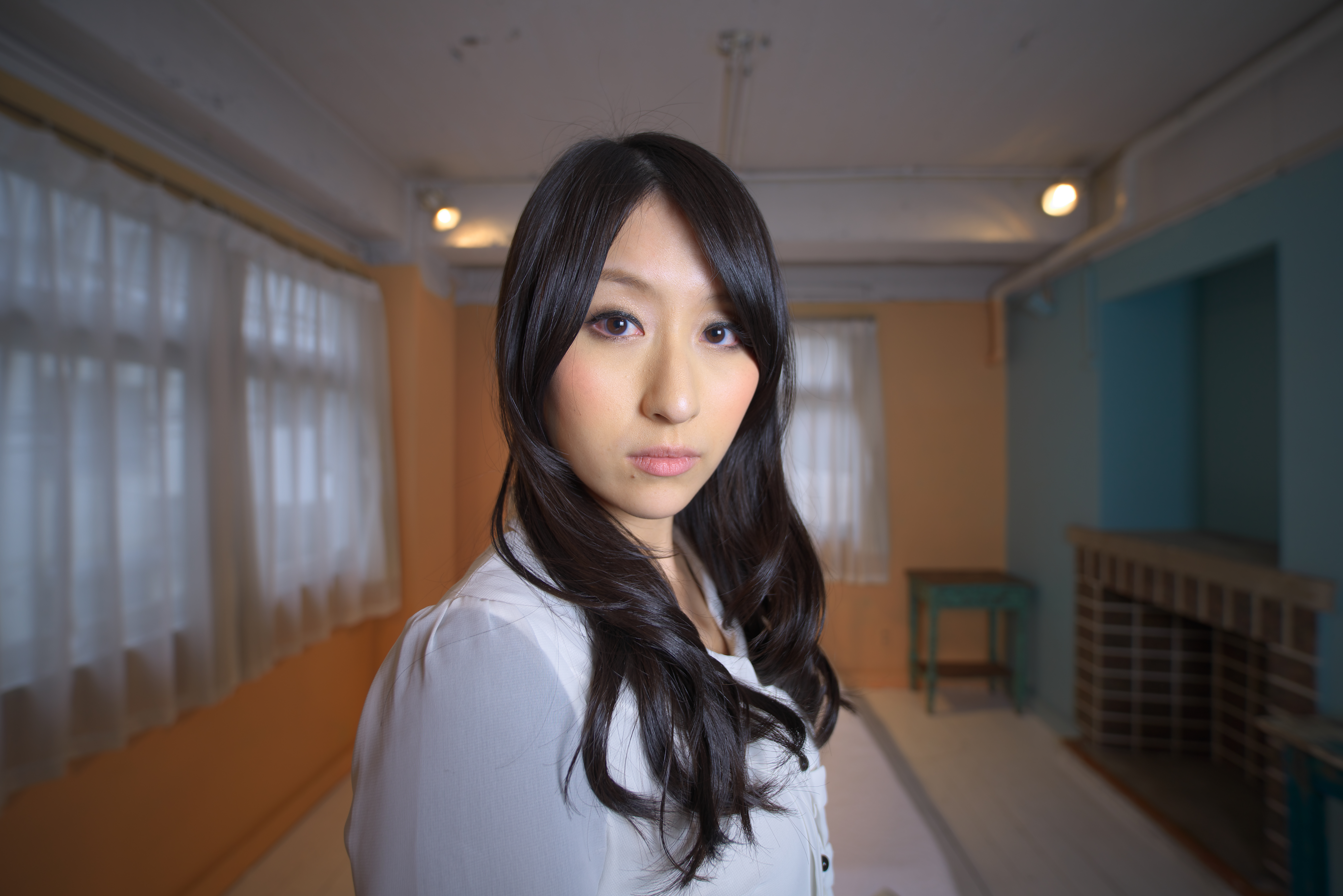 絞り開放、被写体までの撮影距離は30cm程度。合焦点はシャープな描写をみせる。思い切った日の丸構図にしてみたが、パースペクティブを抑制できる。コントラストも十分高く実用性が高い。背景の光源の形もよく素直なボケ味。F2.8 / 1/50秒 / ISO100