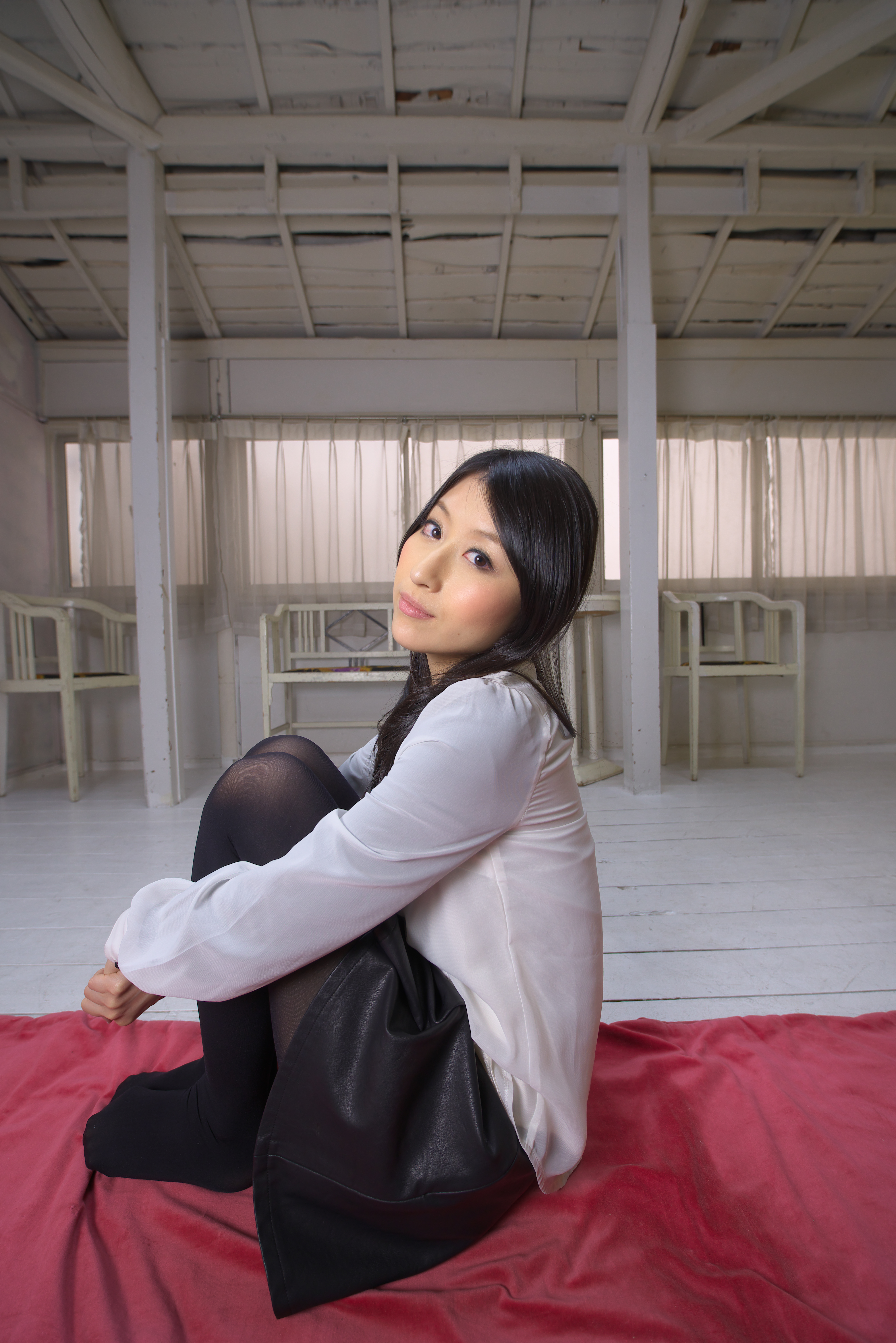 手持ち撮影だが、強いパースペクティブを抑制するためにカメラ位置に気を遣った。わずかにタル型の歪曲収差は認められるが、各種の収差補正が行き届いているためか素直な描写になった。F5.6 / 1/50秒 / ISO400