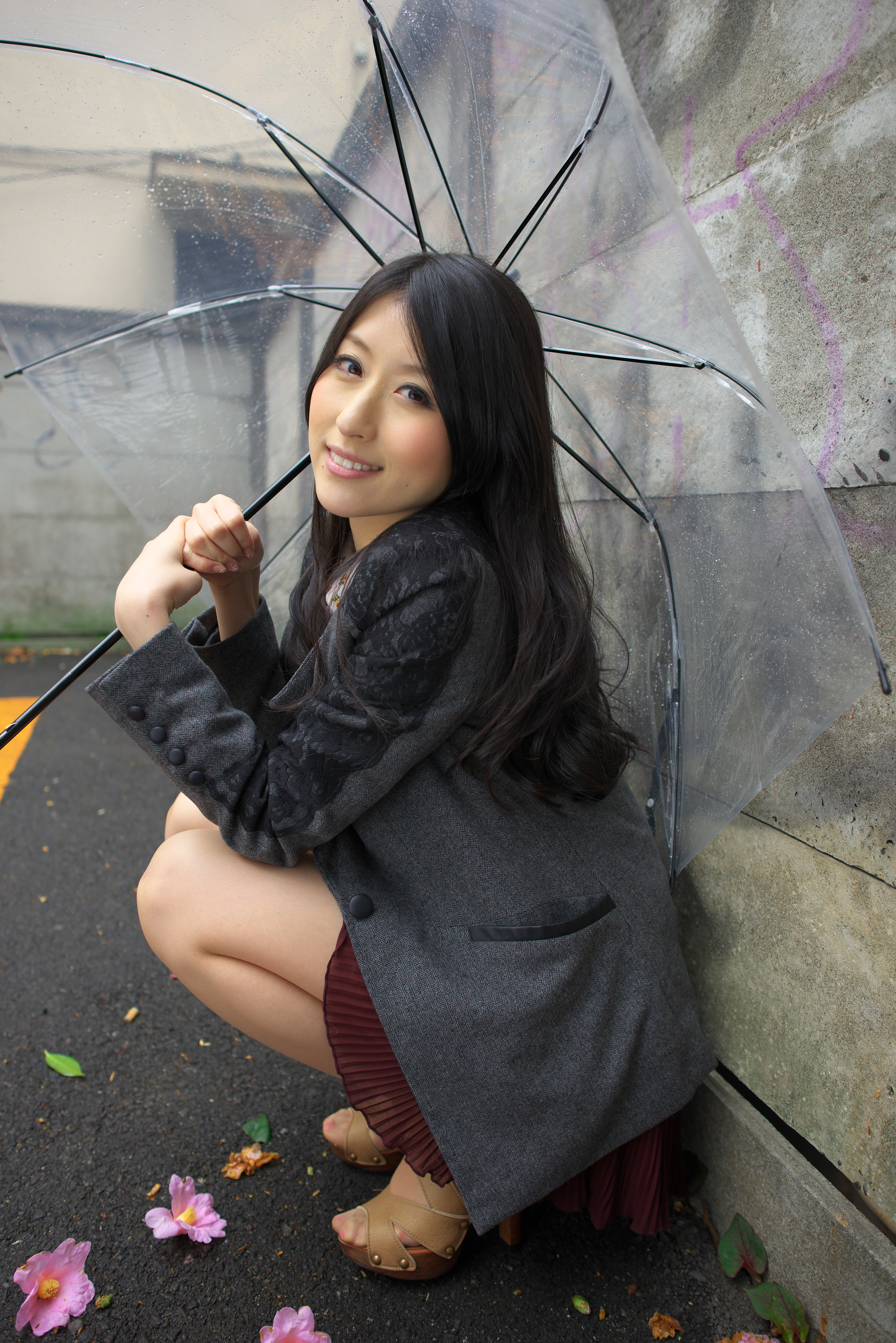 屋外はあいにくの雨で撮影条件がいまひとつだけど、光の乏しい中でも階調を繋ぐのがツァイスの特性のひとつであろう。画面四隅にも流れは見られない。F4 / 1/250秒 / ISO400