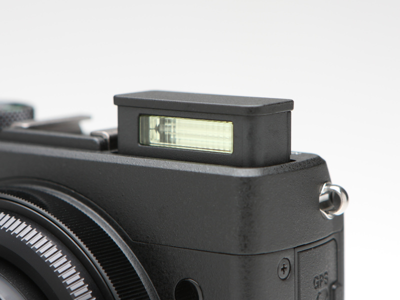 ポップアップ式ストロボのガイドナンバーは6（ISO100・m）。TTL自動調光のほか、マニュアル発光も可能としている。