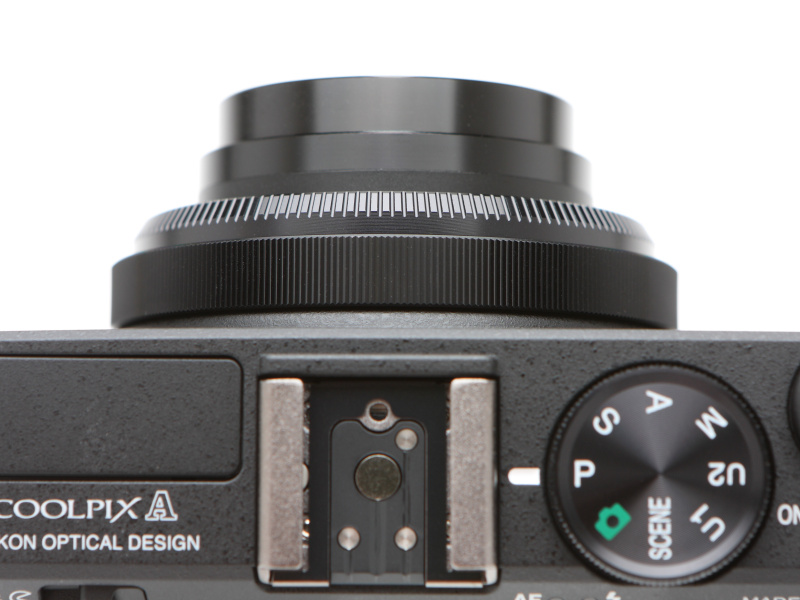 レンズの根元に電子式のフォーカスリングを備える。スムーズな動きで操作感も上々だ。単機能で他の機能を割り当てることはできない。