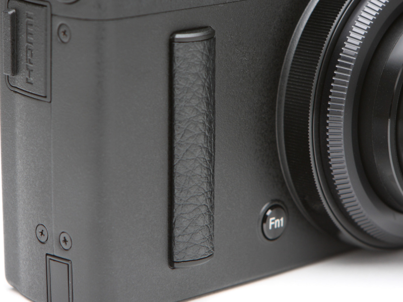 こじんまりとしたグリップ（指がかり）だが、その効果は見た目以上。しっかりとカメラをホールドできる。