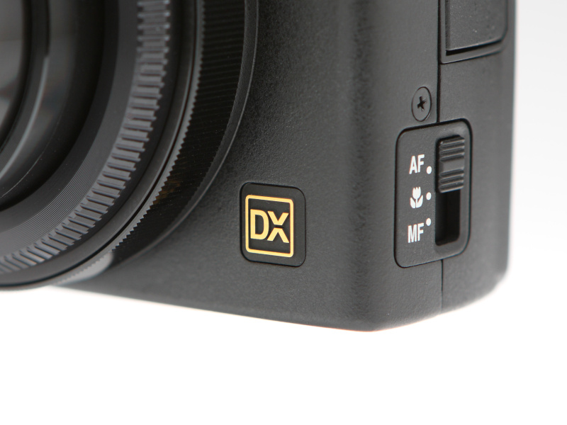 同社一眼レフカメラのようなDXフォーマットのバッジが誇らしげ。いずれFXフォーマットのコンパクト機も登場するのだろうか。