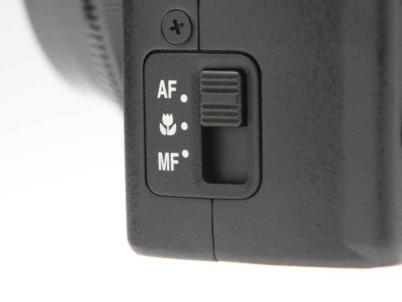 フォーカスモードセレクターで、AFのほかマクロAFとMFの切り換えを行なう。マクロAF使用時の最短撮影距離はレンズ前約10cm。