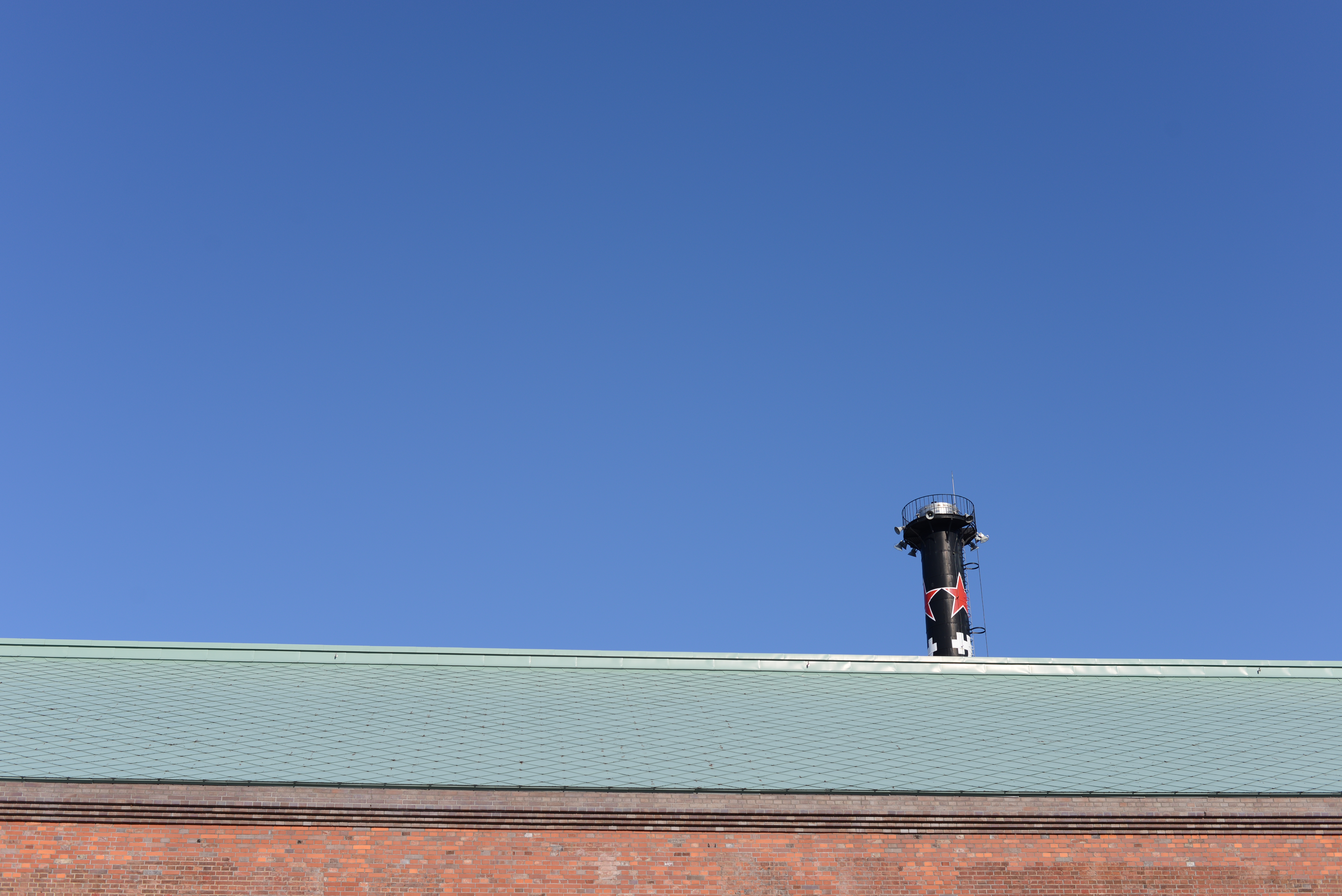 すっきりと晴れた空を見ると、ついローパスフィルターのゴミが気になってしまう。よくない傾向だなぁって思う。絞り優先AE / 6,016×4,016 / 1/800秒 / F5.6 / －1EV / ISO100 / WB：晴天