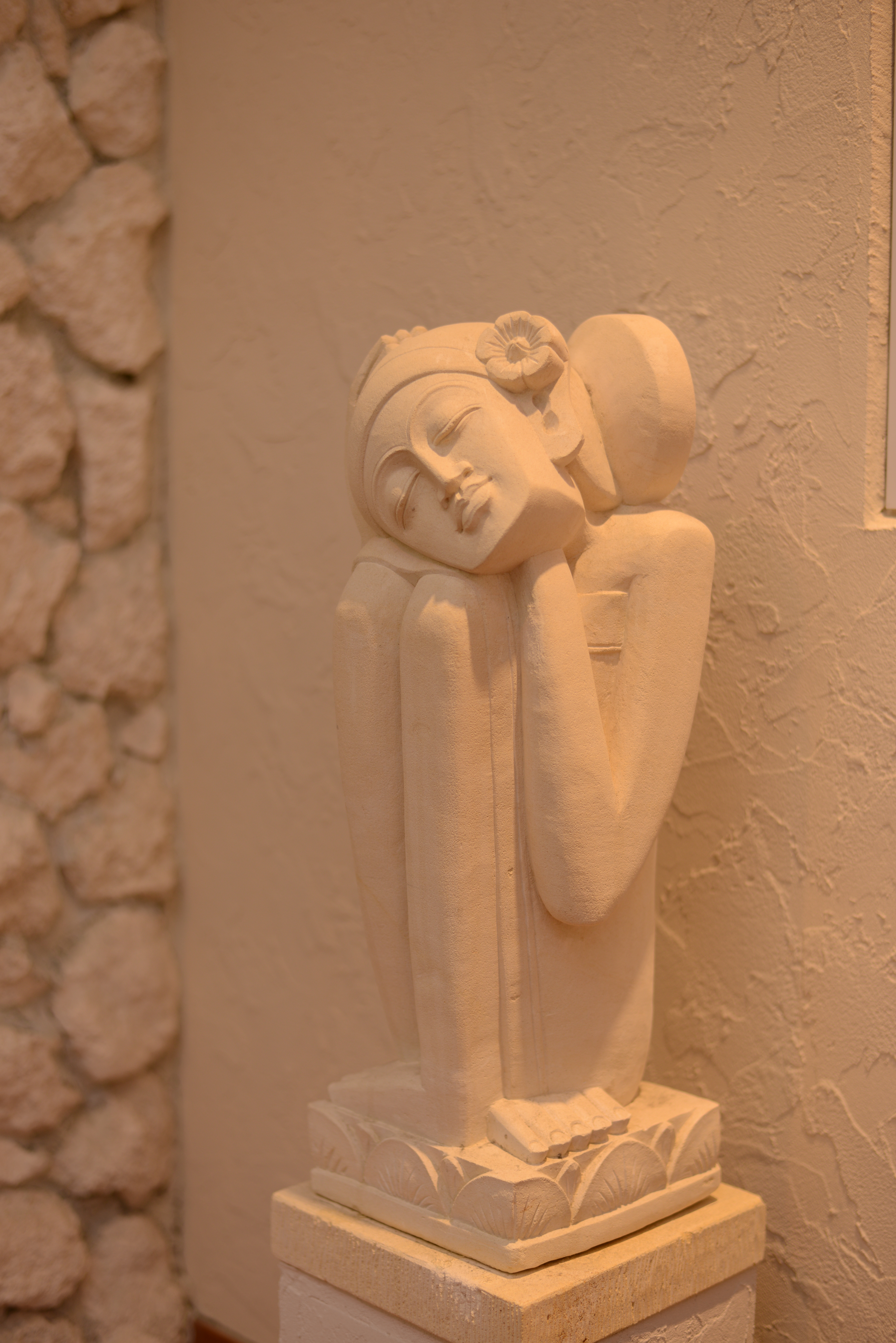 アーケードの商店街で。感度自動制御をオン、低速限界設定をやや速めにしているのでISO感度が微妙な数字になっている。絞り優先AE / 6,016×4,016 / 1/100秒 / F2.2 / 0.3EV / ISO110 / WB：晴天