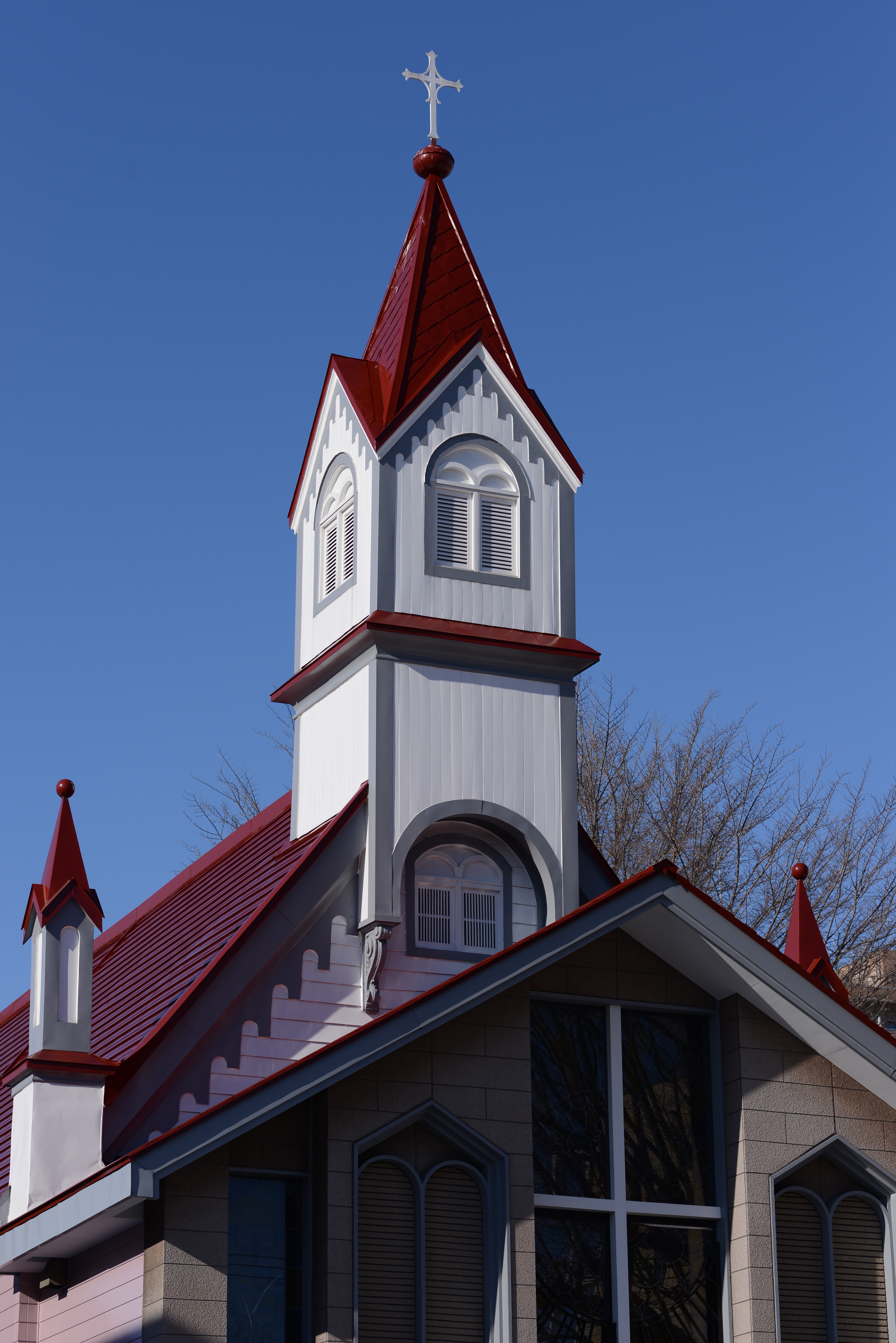 カトリックの教会。外壁は最近塗り直したものらしく、ちょっとぴかぴかしているけれど、大正5年築という歴史的な建物。絞り優先AE / 6,016×4,016 / 1/800秒 / F6.3 / －0.7EV / ISO100 / WB：晴天