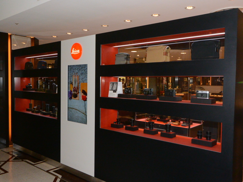 同背面側。エレベーターで同フロアを訪れると、ドアが開いた目の前にショーケースが広がる