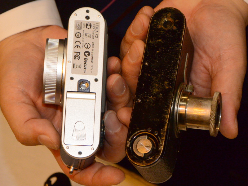 ライカXシリーズ（左）が“バルナック型”と呼ばれるスクリューマウントのライカに近いスタイリングであることがわかる