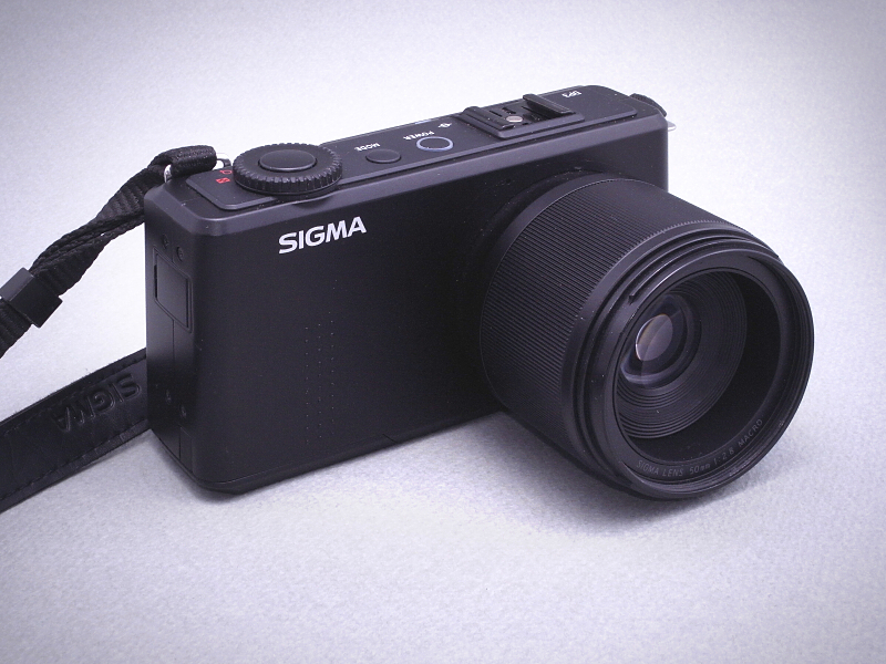 まずはノーマル状態のDP3 Merrillだが、ライカ判換算75mm相当の望遠マクロ「SIGMA LENS 50mm F2.8 MACRO」を固定装備したその姿は、いかにも“特殊機材”と言った雰囲気があり、なかなか精悍でカッコイイ。