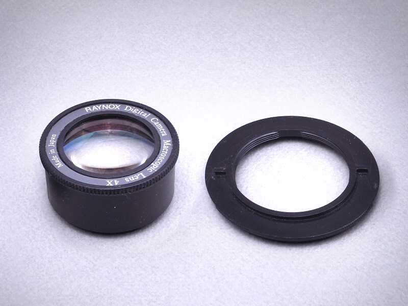 そこで、手持ちのクローズアップレンズのうちもっとも高倍率のレイノックス「MSN-202スーパーマクロレンズ」をセレクト。同じくレイノックス製のステップダウンリング52mm＞37mmを介して、DP3 Merrillのレンズ先端に装着してみる。
