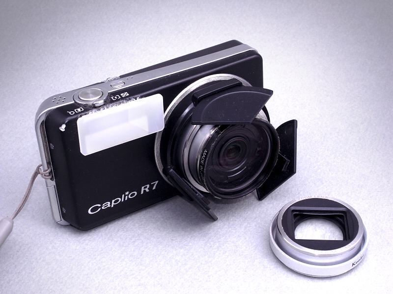 実は本連載の第3回目『史上初!? 思い付きで生まれた「セミ魚眼付きコンパクトデジカメ」』でCaplio R7から摘出した前玉レンズを、37mmフィルター枠にはめ込んだ改造クローズアップレンズなのである。ちなみに魚眼仕様Caplio R7にはリコー製自動開閉キャップを装着し、バージョンアップを図っている。