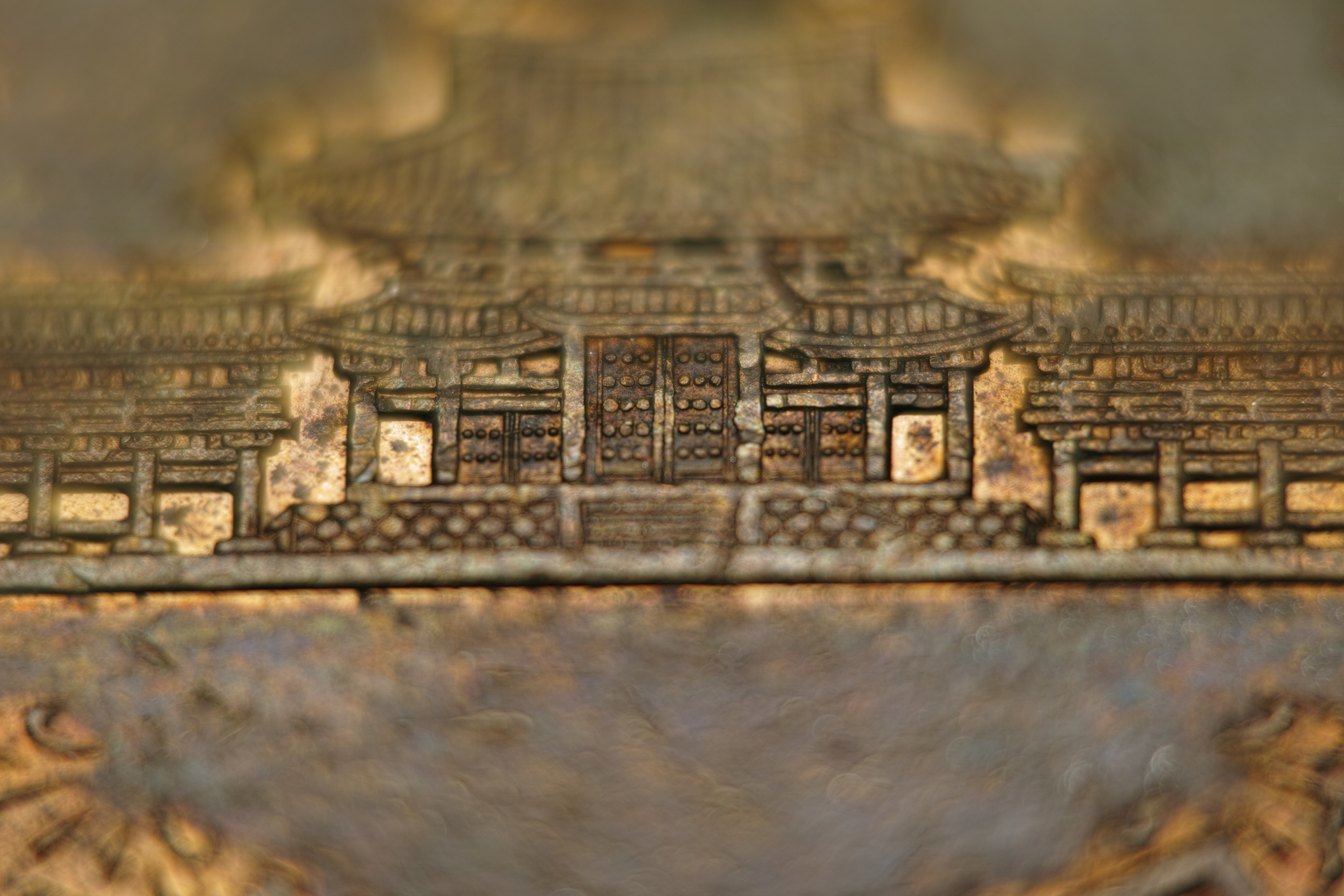 同じ10円玉を撮影すると、確かに倍率は上がっている。しかし残念なことに、拡大して見ると全体にぼやっとソフトフォーカスになっている。この写真はF8に絞っているからまだましだが、実は絞り開放状態で表示されるファインダー像はもっとぼやっとしていて、ピント合わせもままならい。これでは実用にならなず、実験は失敗。やはりレンズには相性があるのだ。