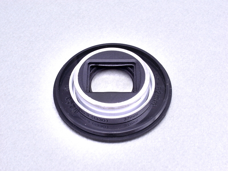 しかし失敗を踏まえて取りあえず別の方法を試してみるのも切り貼り（ブリコラージュ）の方法論だ。そこで単なる思い付きなのだが、前玉クローズアップレンズを前後逆に取り付けてみることにする。というわけでステップダウンリング52mm＞37mmの裏側に、改造クローズアップレンズを装着し直す。