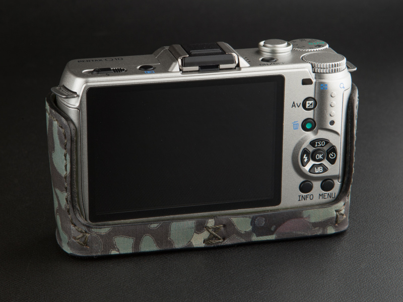 背面は大きく空いており、ボタン操作を妨げないデザインになっている