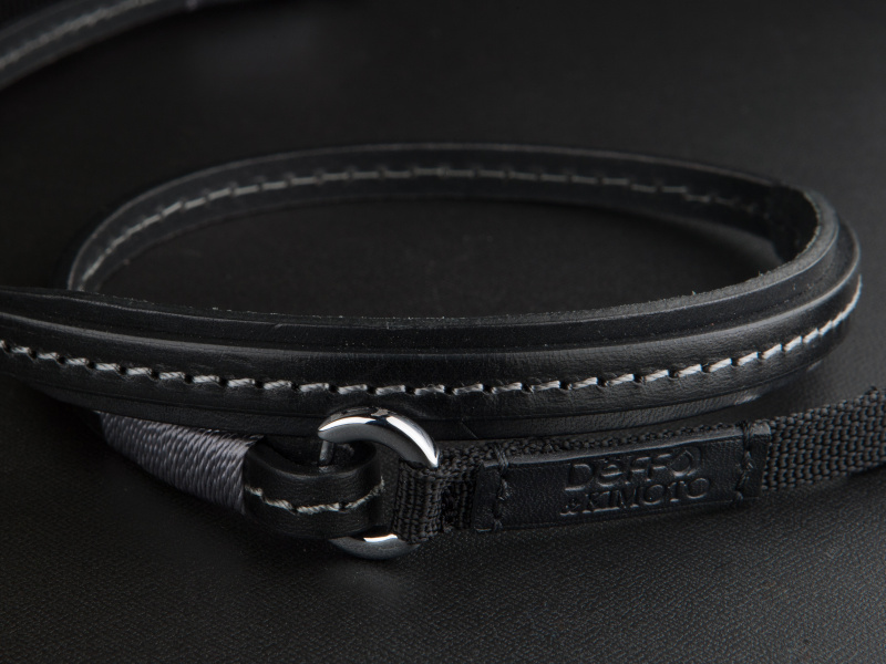 D-Indi Camera Neck Strapは7,800円。全体にスリムだが、肩当て部分は横幅が広くなっている