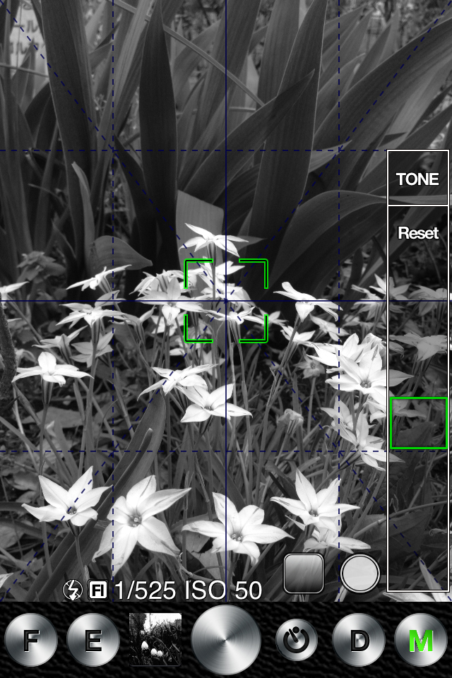撮影画面。iPhoneでシャッタースピードやISO感度が表示されるのは新鮮!