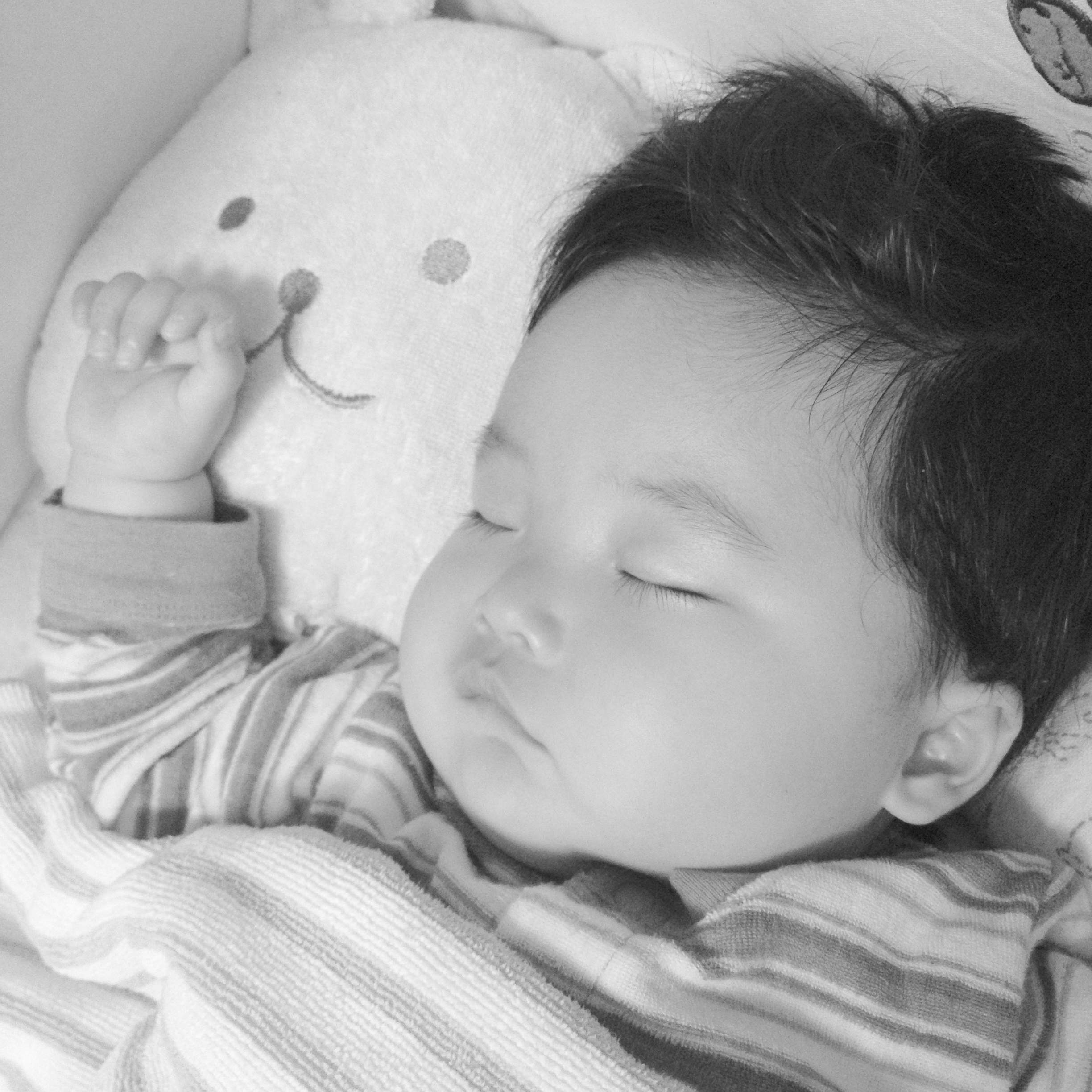 子どもの寝顔は優しくソフトなトーンで