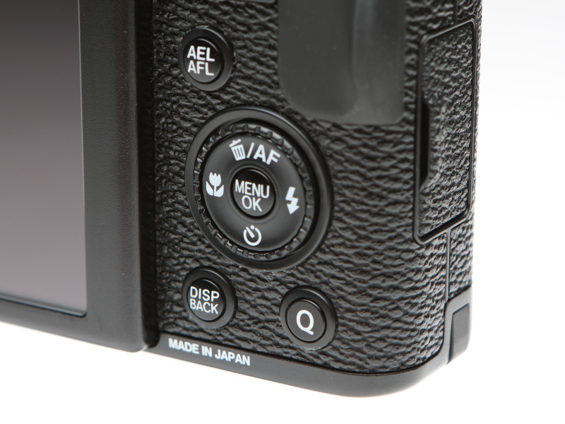 サブコマンドダイヤルの右下のボタンは、X10ではRAWボタンであったが、X20ではQ（クイックセットメニュー）ボタンとなる。