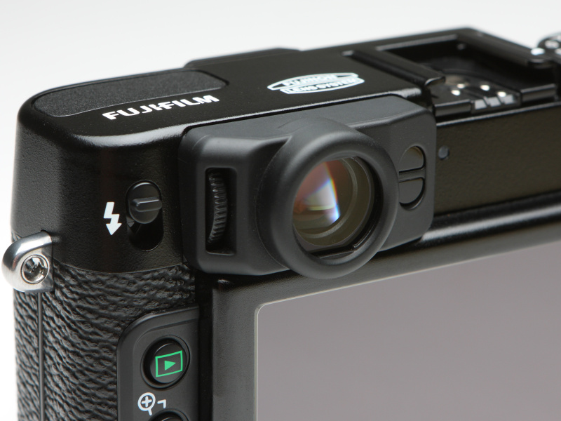 撮影情報の表示機能が加わり、使いやすくなった光学ファインダー。アイピース右側にはアイセンサーを備える。