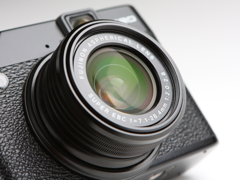 光学4倍マニュアルズームは、35mm判換算28-112mm相当。開放値はF2-2.8と明るい。