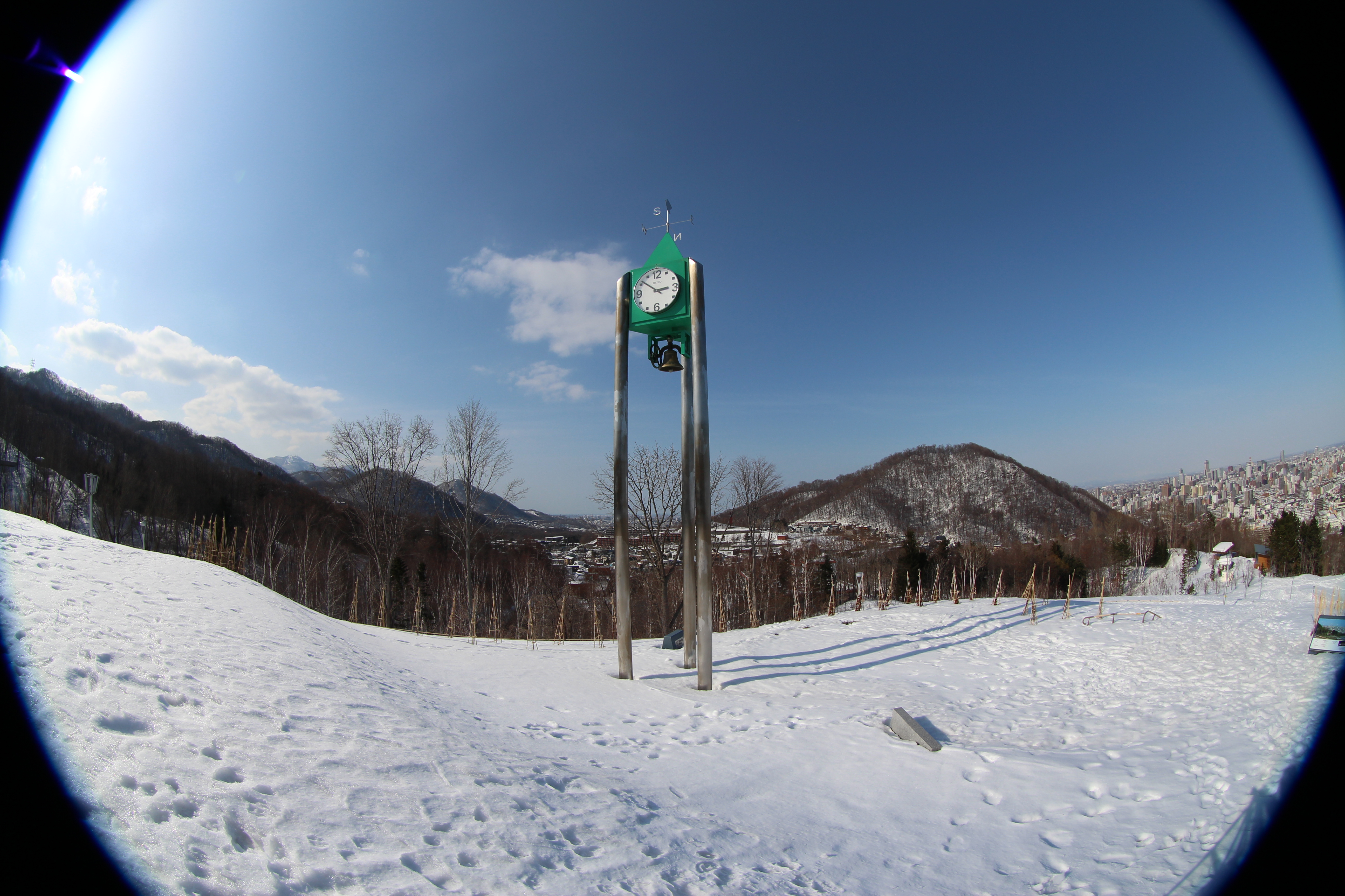 焦点距離8mm、3：2比率<br class="">3：2比率のフル画面で焦点距離8mmで撮ると、イメージサークルが足りないので周辺部がケラレてしまう。EOS M / EF 8-15mm F4 L Fisheye USM / 絞り優先AE / 5,184×3,456 / 1/640秒 / F8 / -0.3EV / ISO100 / WB：オート / 8mm（12.8mm相当）