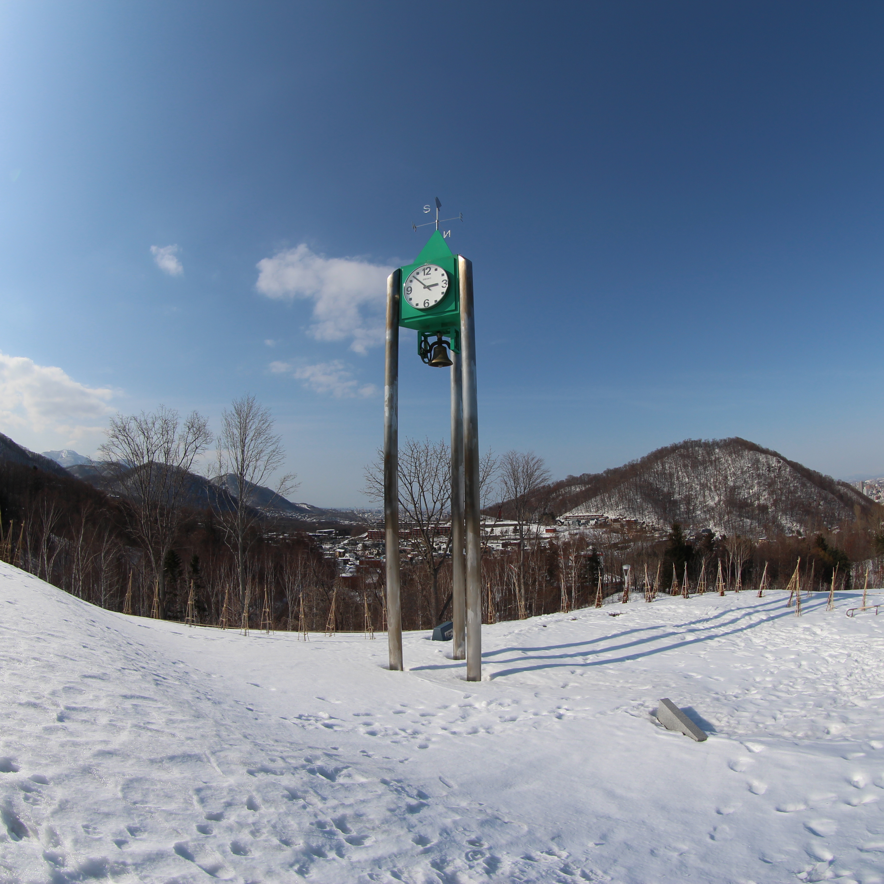 焦点距離8mm、1：1比率<br class="">こちらは8mmでのカット。対角線画角は180度よりも狭め。どう測ればいいのか分からないので数字で何度とかは不明ですが。EOS M / EF 8-15mm F4 L Fisheye USM / 絞り優先AE / 3,456×3,456 / 1/640秒 / F8 / -0.3EV / ISO100 / WB：オート / 8mm（12.8mm相当）