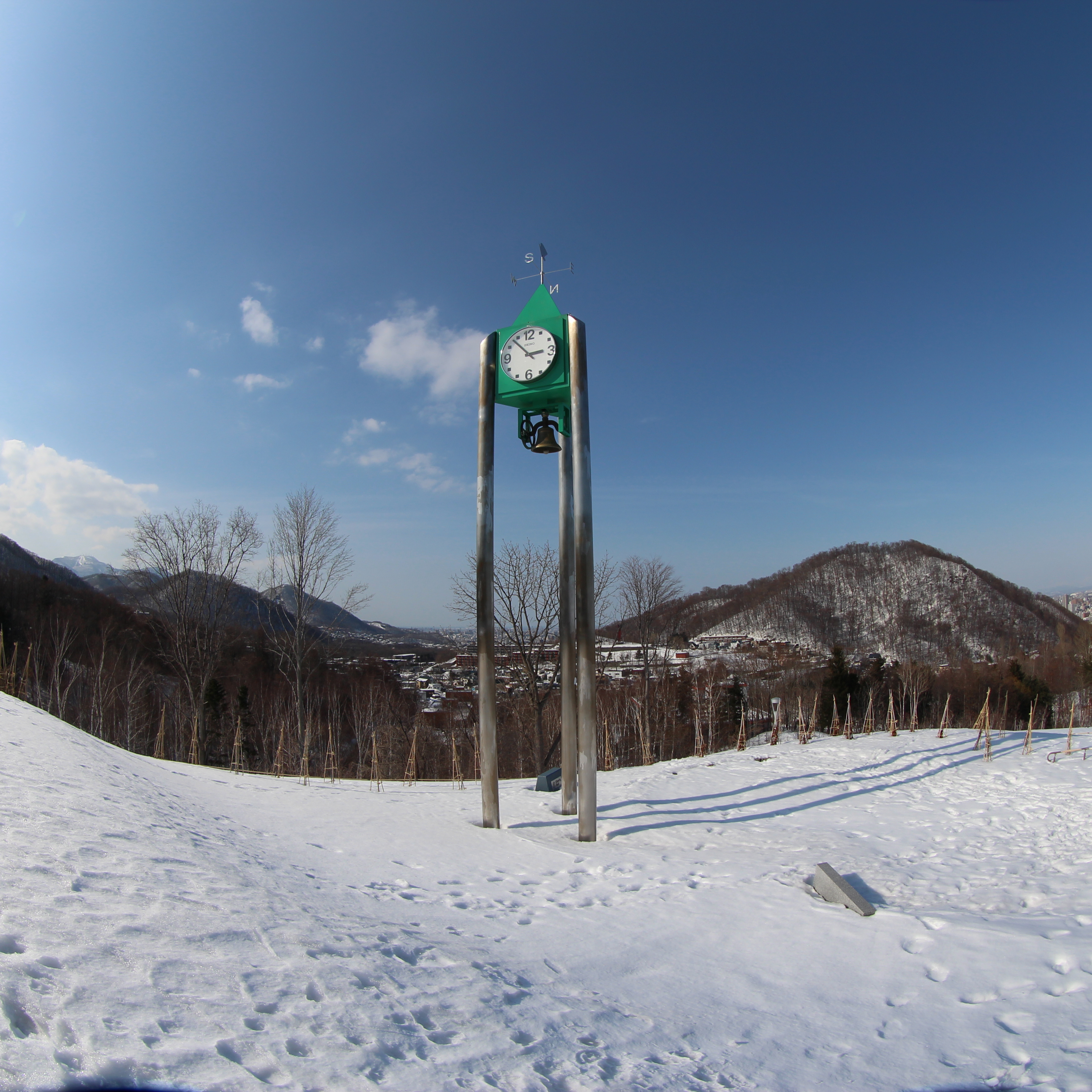 焦点距離8mm、1：1比率（フード装着）<br class="">付属のレンズフードを装着したところ。画面の下側にだけほんのちょっぴりケラレが生じている。自前レンズならフードぐらい削っちゃう。EOS M / EF 8-15mm F4 L Fisheye USM / 絞り優先AE / 3,456×3,456 / 1/640秒 / F8 / -0.3EV / ISO100 / WB：オート / 8mm（12.8mm相当）