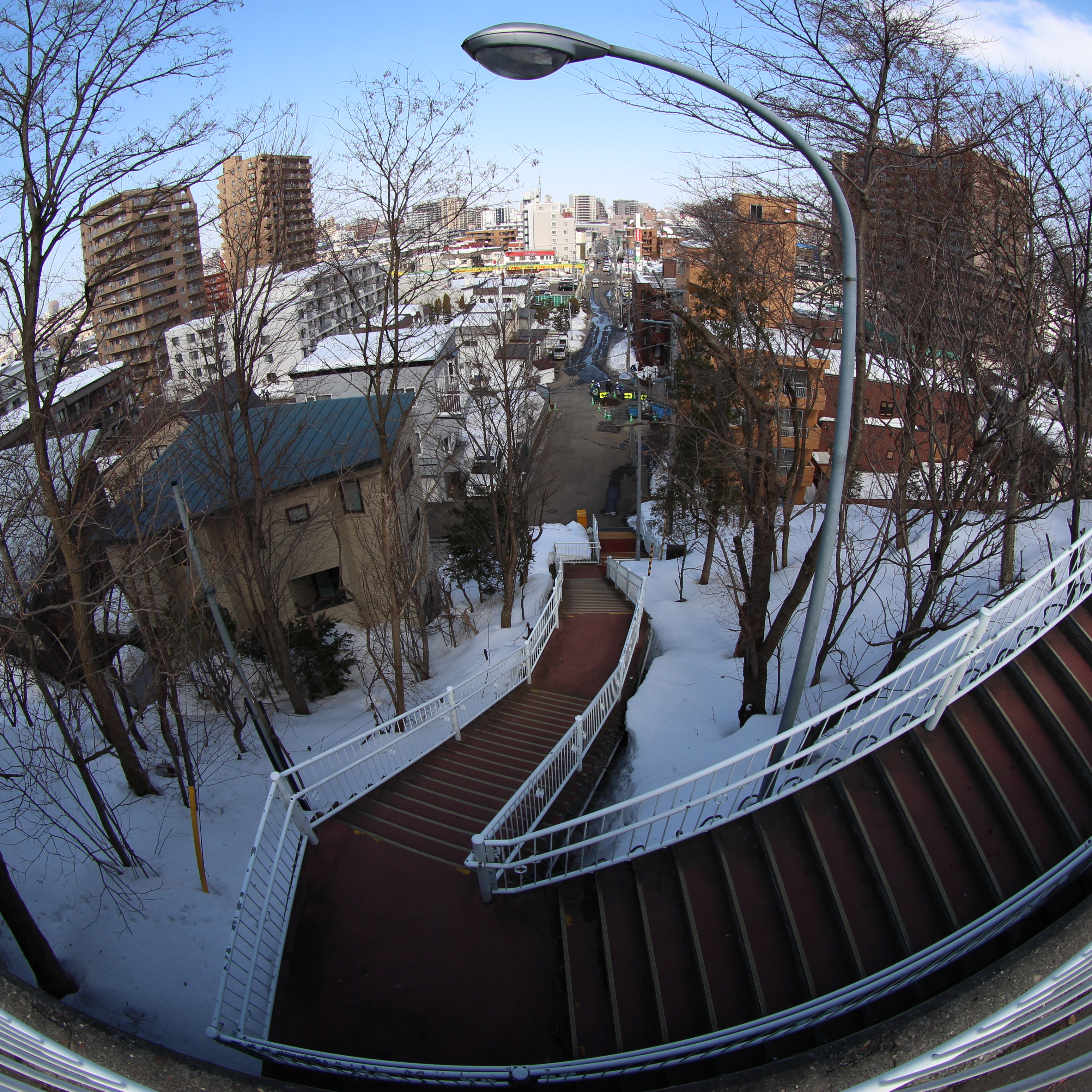 普通のレンズならこの階段だけでも画面におさまりきらないのに、魚眼だと楽勝過ぎて街灯のてっぺんまでばっちりだ。EOS M / EF 8-15mm F4 L Fisheye USM / 絞り優先AE / 3,456×3,456 / 1/320秒 / F8 / -0.7EV / ISO100 / WB：オート / 8mm（12.8mm相当）