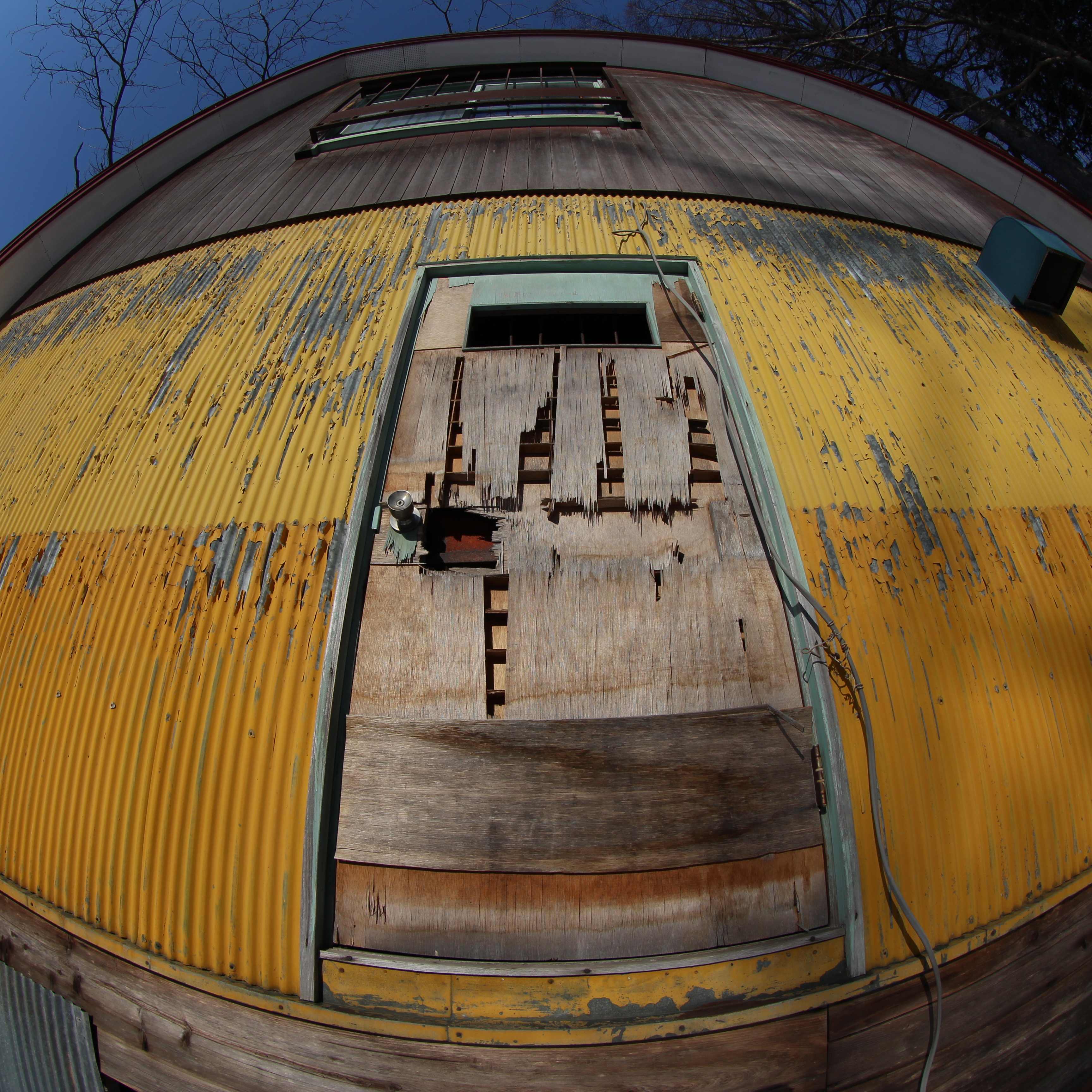 森の中で見つけた廃屋。民家のように見えるが、住むには相当不便な場所だったんじゃないかと思う。EOS M / EF 8-15mm F4 L Fisheye USM / 絞り優先AE / 3,456×3,456 / 1/640秒 / F8 / -0.3EV / ISO100 / WB：オート / 8mm（12.8mm相当）