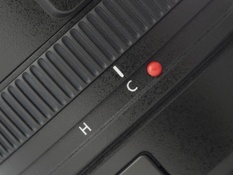 「H」はAPS-Hサイズ（EOS-1D Mark IVまで）、「C」はAPS-Cサイズをあらわしていて、それぞれのポジションより望遠側ではケラレが生じない。