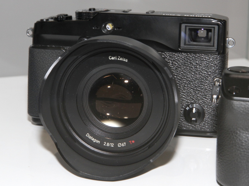 FUJIFILM X-Pro1に装着したDistagon T* 2,8/12の参考展示（フォトキナ2012で撮影）