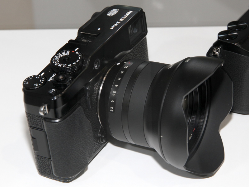 FUJIFILM X-Pro1に装着したDistagon T* 2,8/12の参考展示（フォトキナ2012で撮影）