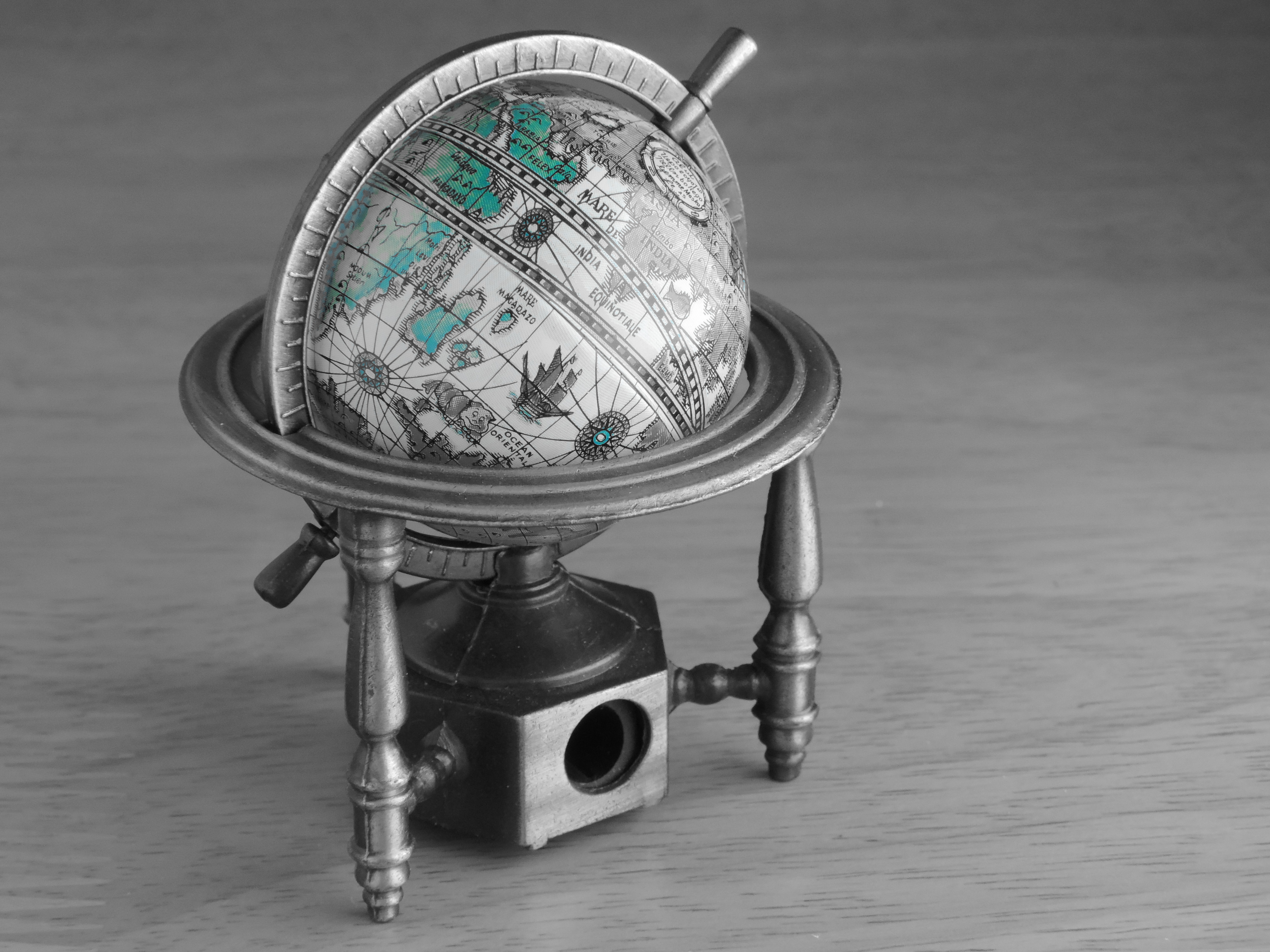 フィルター効果：セレクトカラー（水色を残す）