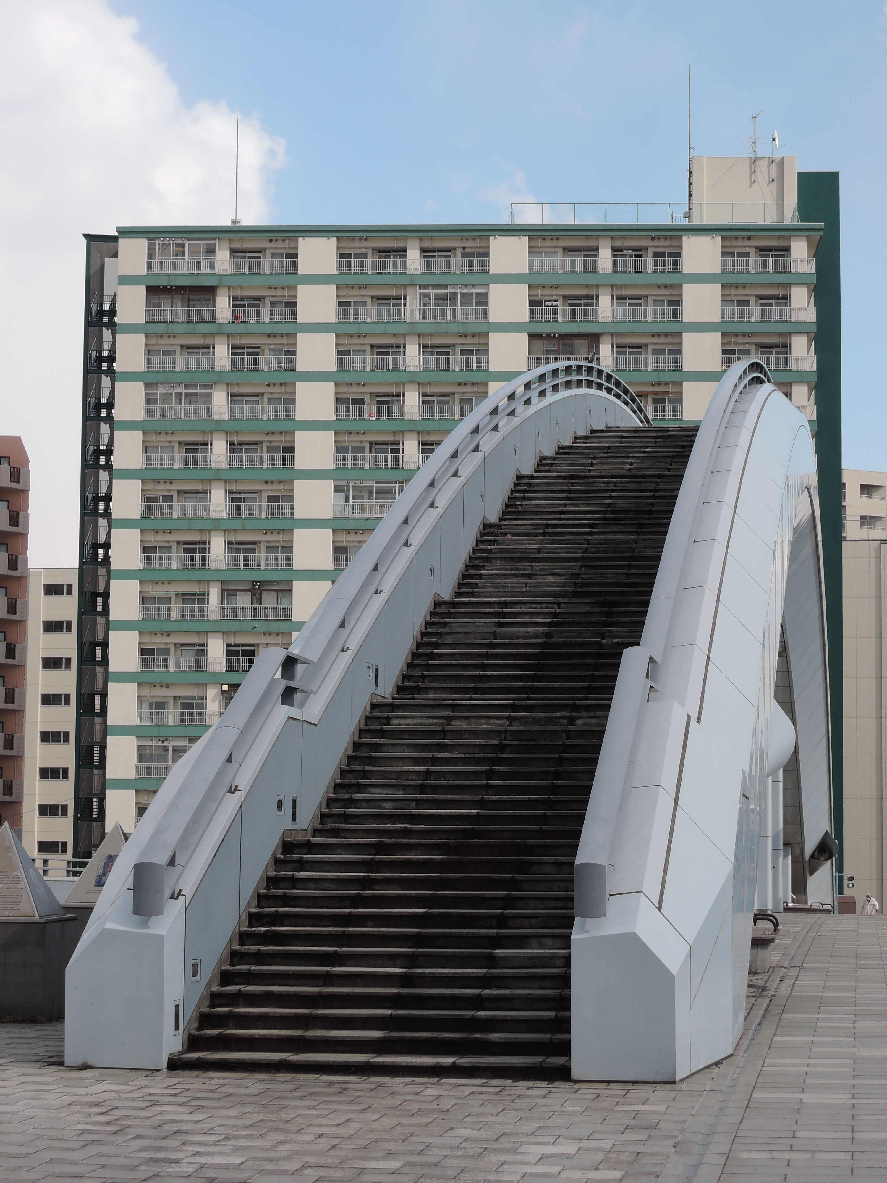 橋の歩道が広場になっていて、その上に歩道橋があるというのはかなりめずらしいと思う。背後のマンションのベランダの柵がきれいに解像している。COOLPIX P330 / 4,000×3,000 / プログラムAE / 1/320秒 / F5.6 / -0.7EV / ISO80 / WB：AUTO1 / 18.2mm（85mm相当）