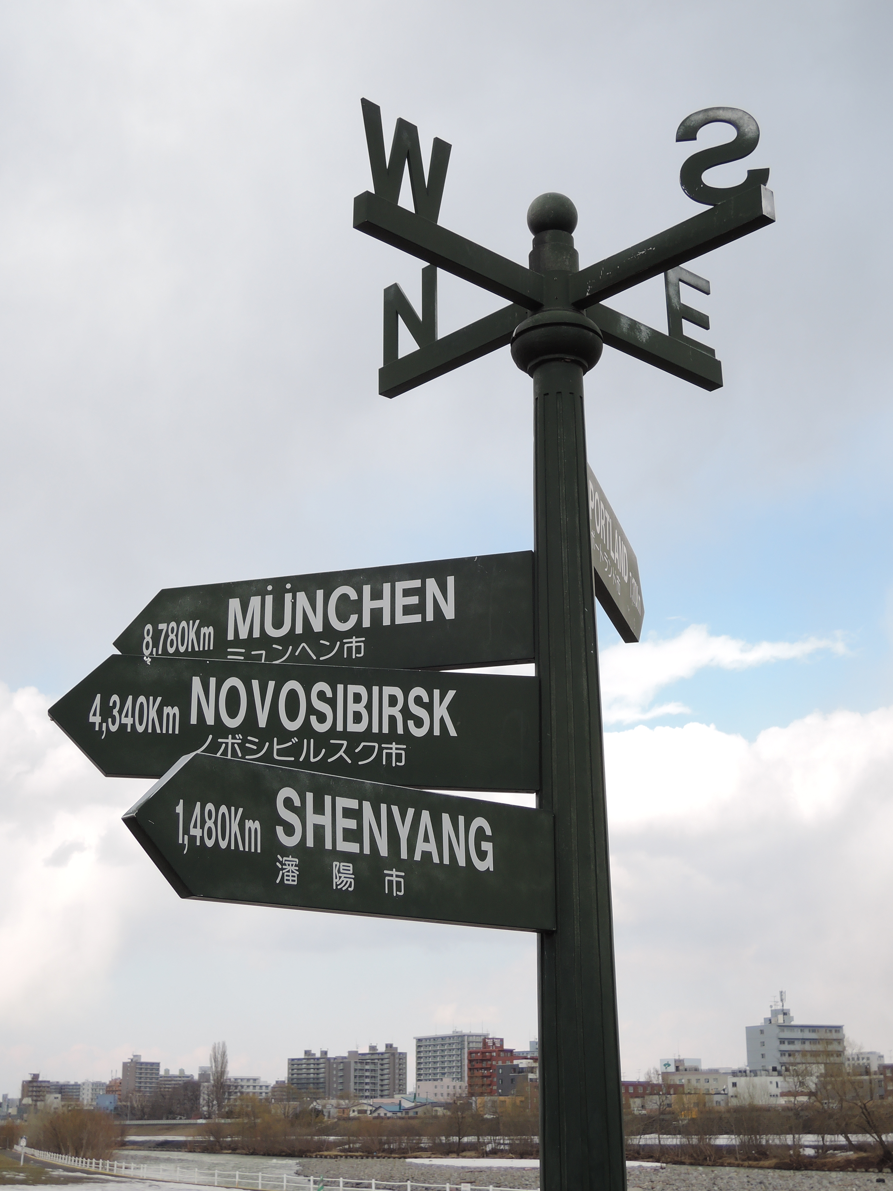 河原にあった標識は姉妹都市の方角と距離を示すもの。「大田（テジョン）」のが見当たらないけど。COOLPIX P330 / 4,000×3,000 / プログラムAE / 1/500秒 / F4 / 0.3EV / ISO80 / WB：AUTO1 / 10.7mm（50mm相当）