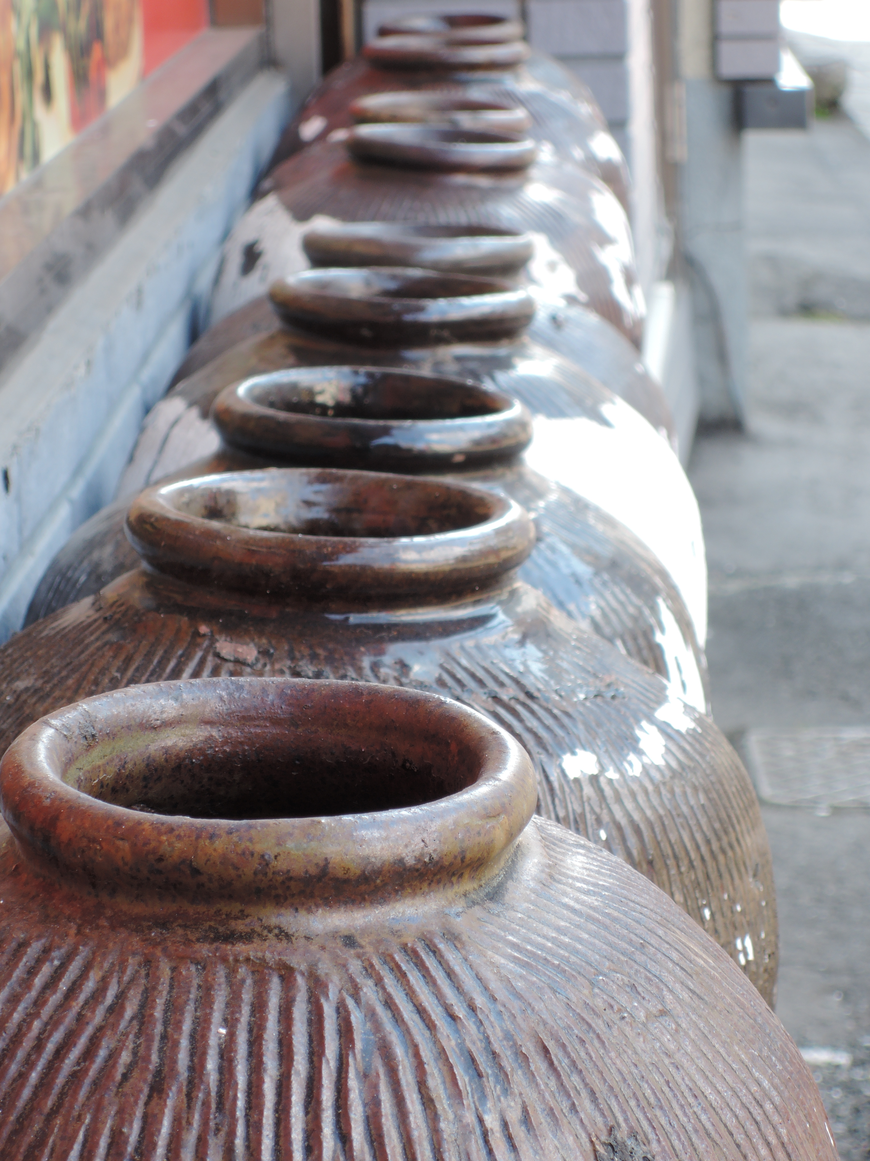 中華屋さんの店先に並べてあったお酒の瓶を望遠端の絞り開放で。F5.6なのであまりボケてはくれないけど。COOLPIX P330 / 4,000×3,000 / 絞り優先AE / 1/20秒 / F5.6 / -0.3EV / ISO80 / WB：AUTO1 / 25.5mm（120mm相当）