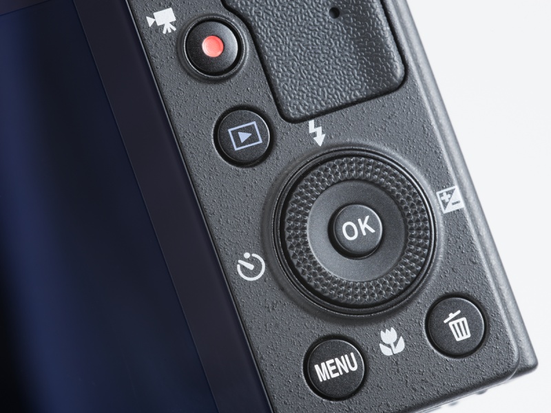 背面の操作部はこんな感じ。十字キーにホイール機能をあわせもつロータリーマルチセレクターを備えている。