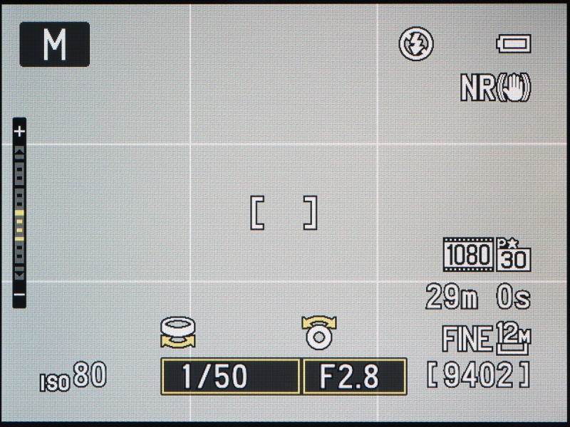 ホイールとダイヤルの入れ替えやインジケーターの向きの変更が可能。初期設定はシャッター速度がダイヤルで、プラスが上になる。