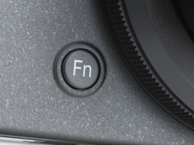 前面下部にあるFn（ファンクション）ボタン。このボタンからいろいろな機能を呼び出すことができる。