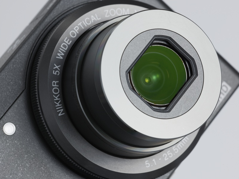 レンズは5倍ズームのニッコール。望遠端はF5.6と暗いが、広角端はF1.8の明るさ。手ブレ補正機構、NDフィルター、7枚羽根の虹彩絞りを備える。